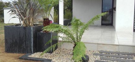 Jardinière en ardoise. accès en bordures calcaire Jardinière en ardoise. accès en bordures calcaire