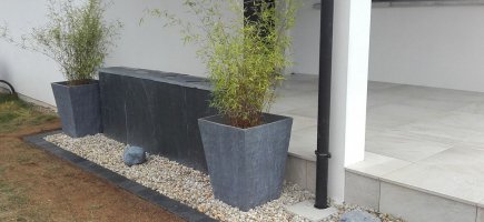 Pot en résine avec fargesia et assise en ardoise Pot en résine avec fargesia et assise en ardoise