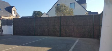 Brande sur panneau grillagé