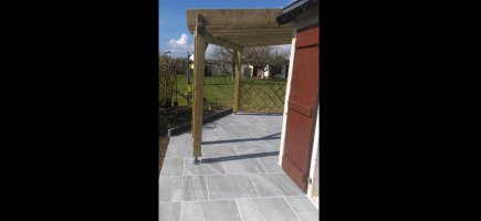 Dalles en 60x60cm posées collées avec joints Dalles en 60x60cm posées collées avec joints