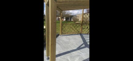 Poteaux de la pergola posés sur platine Poteaux de la pergola posés sur platine