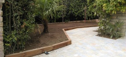 accès en dalles naturelles multi-formats et espace engazonné accès en dalles naturelles multi-formats et espace engazonné