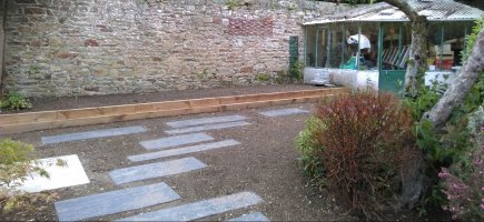 Pas japonais en ardoise et espace surélevé à planter Pas japonais en ardoise et espace surélevé à planter