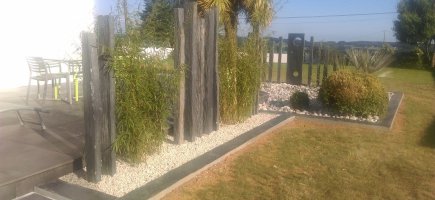 Brise vent en bambous et piquets de schiste