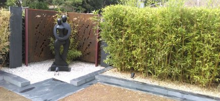 Sculpture contemporaine avec en fond 2 panneaux acier corten Sculpture contemporaine avec en fond 2 panneaux acier corten