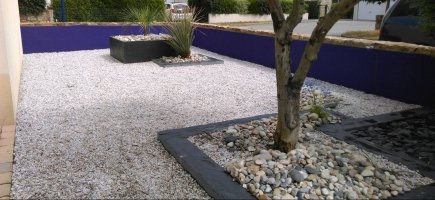 Suppression du gazon. Revêtement minéral: gravillons+galets Suppression du gazon. Revêtement minéral: gravillons+galets