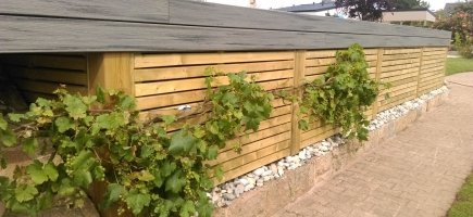 Habillage du plan vertical avec panneaux en pin Habillage du plan vertical avec panneaux en pin